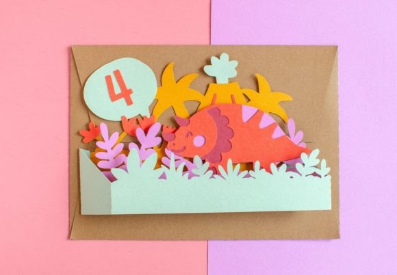 Flat card showing a red triceratops, vibrant foliage, and a speech bubble with the number 4 on a brown and pink surface.